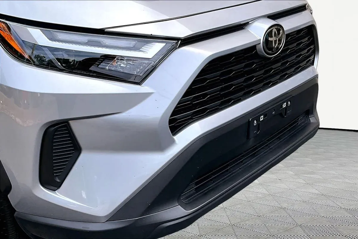 2025 Toyota RAV4 Hybrid LE thumbnail 30