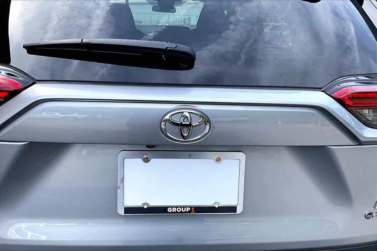2025 Toyota RAV4 Hybrid LE thumbnail 31