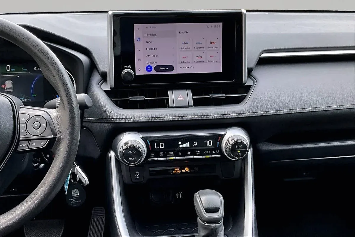 2025 Toyota RAV4 Hybrid LE thumbnail 7