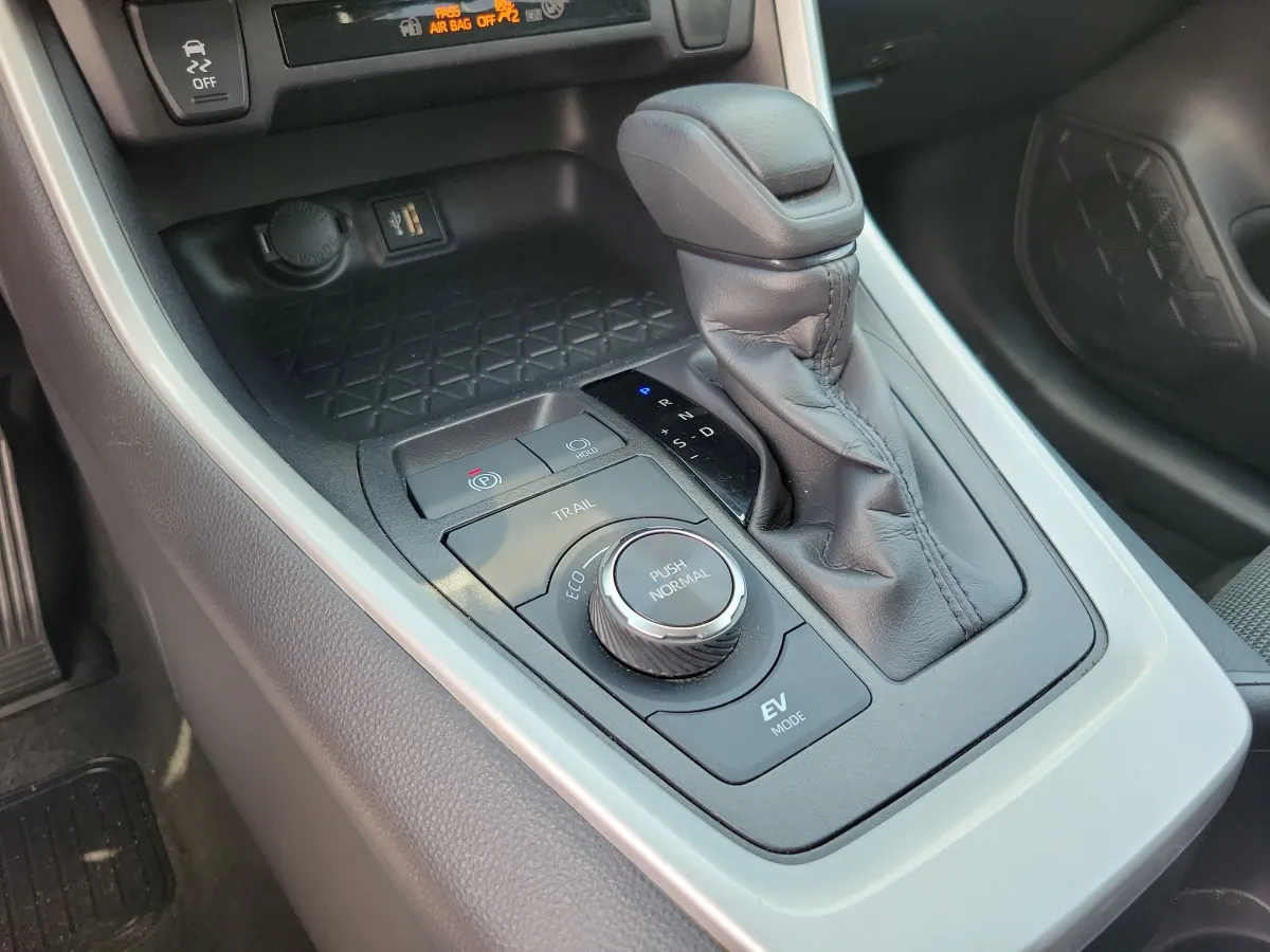 2025 Toyota RAV4 Hybrid LE thumbnail 10