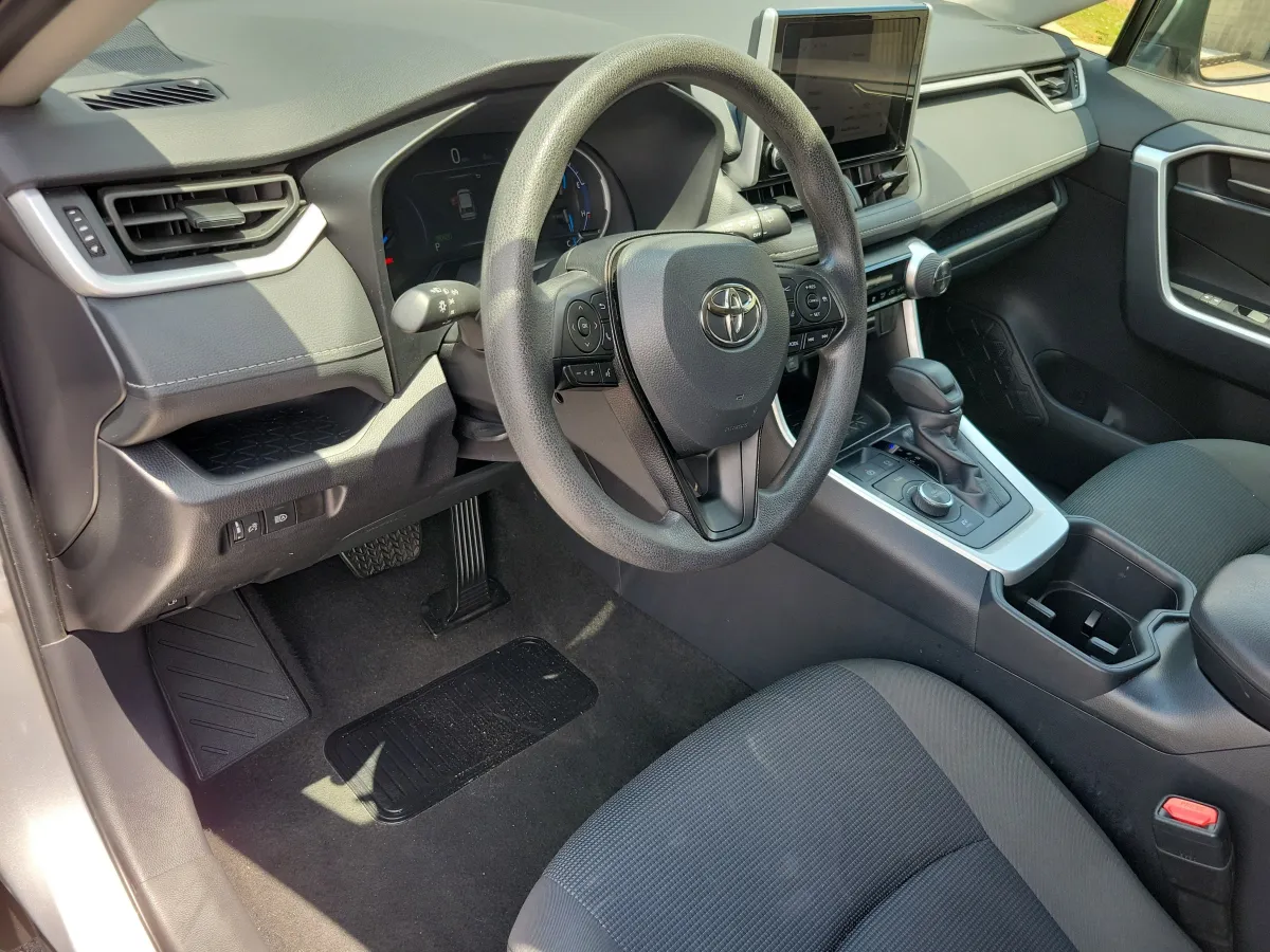 2025 Toyota RAV4 Hybrid LE thumbnail 4