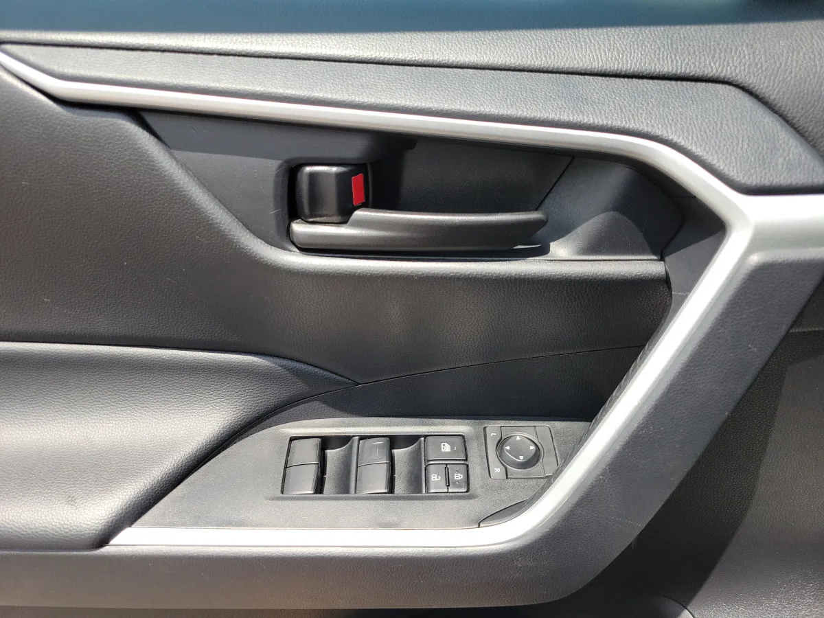 2025 Toyota RAV4 Hybrid LE thumbnail 7