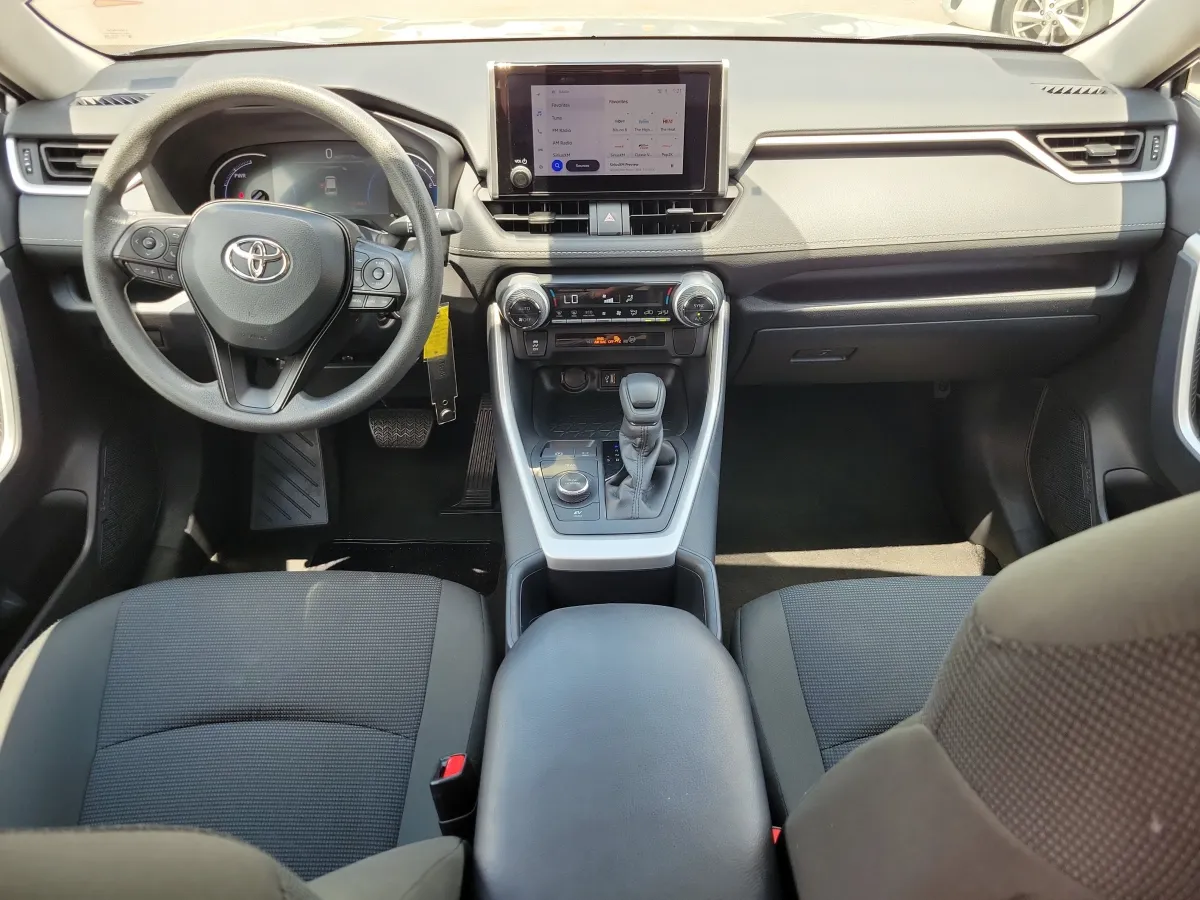2025 Toyota RAV4 Hybrid LE thumbnail 9