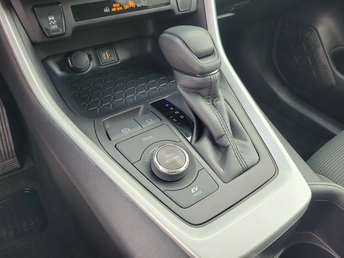 2025 Toyota RAV4 Hybrid LE thumbnail 13