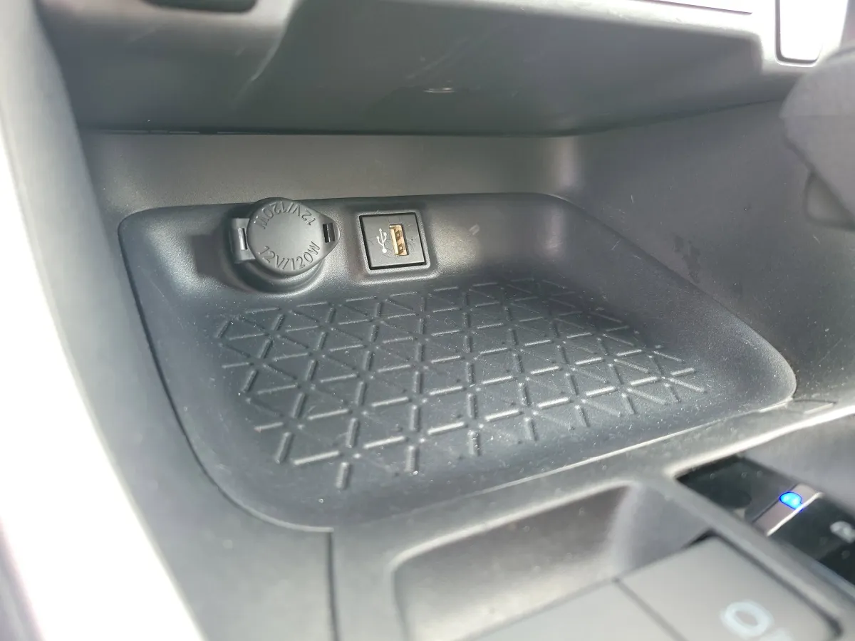 2025 Toyota RAV4 Hybrid LE thumbnail 14