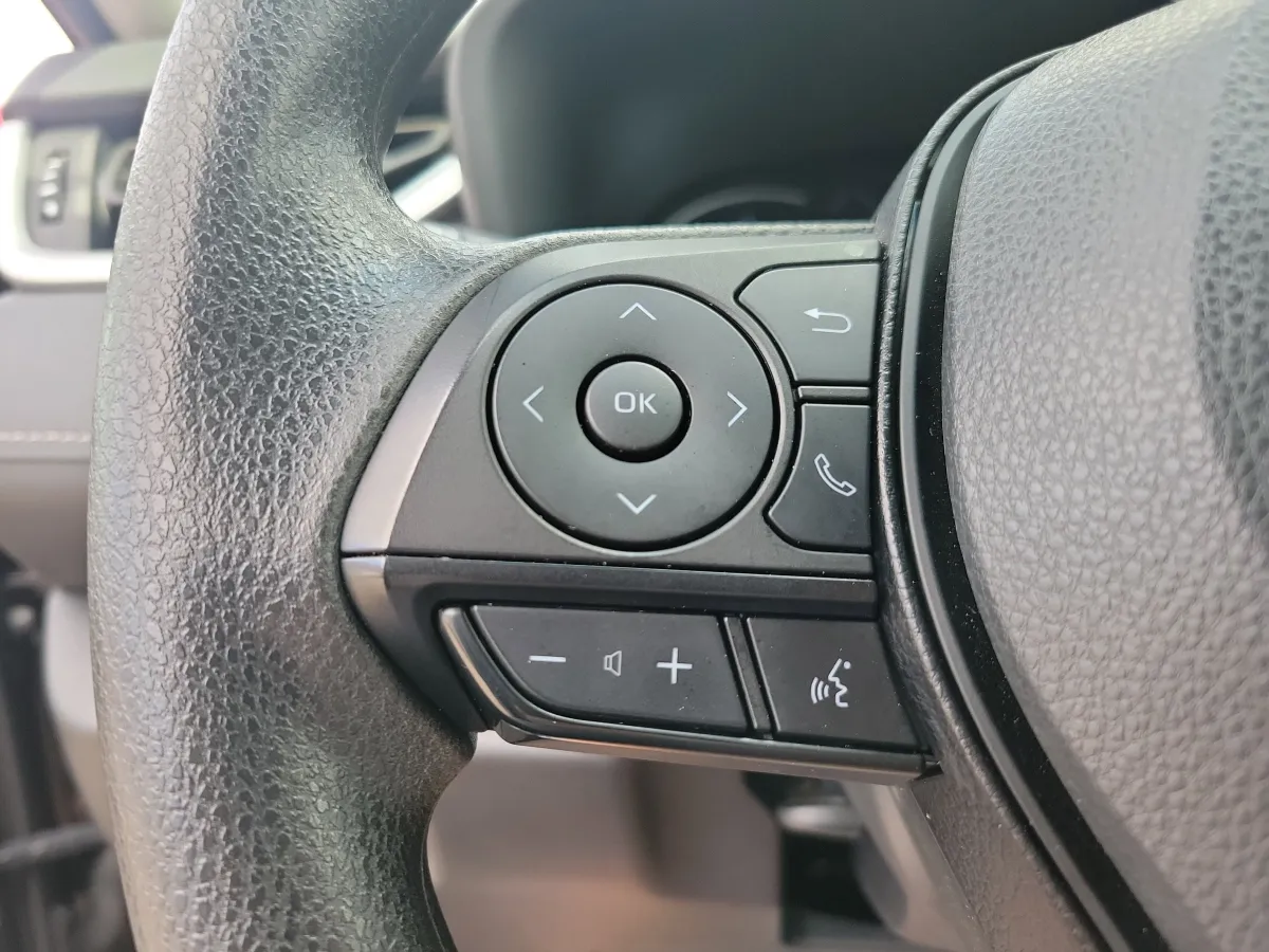 2025 Toyota RAV4 Hybrid LE thumbnail 16