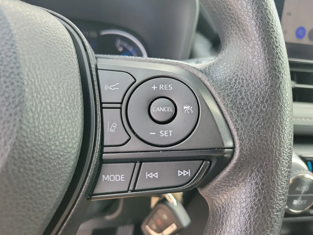 2025 Toyota RAV4 Hybrid LE thumbnail 17