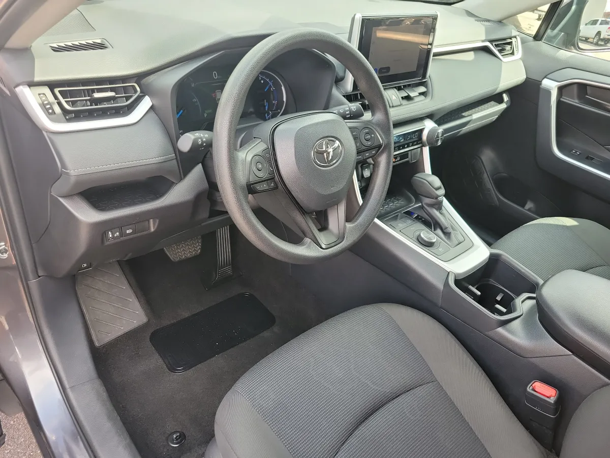 2025 Toyota RAV4 Hybrid LE thumbnail 4