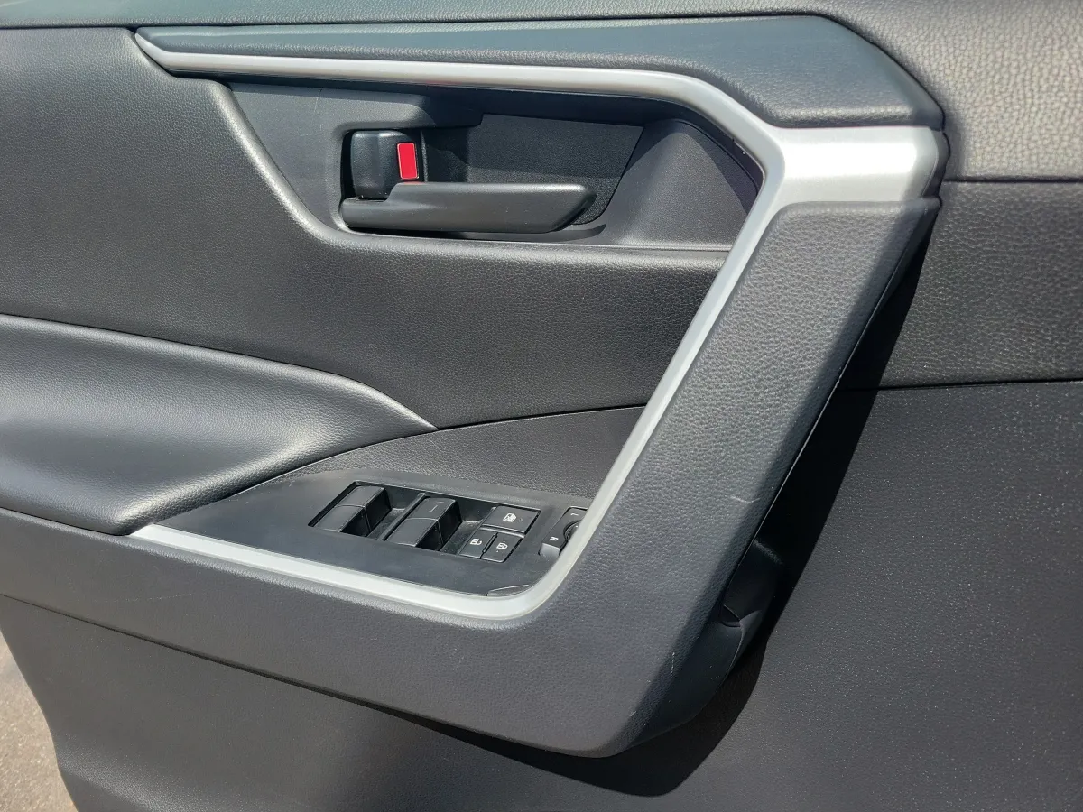 2025 Toyota RAV4 Hybrid LE thumbnail 8