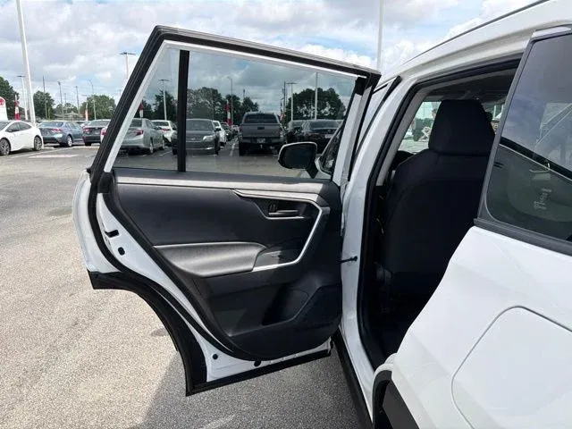 2025 Toyota RAV4 Hybrid LE thumbnail 16