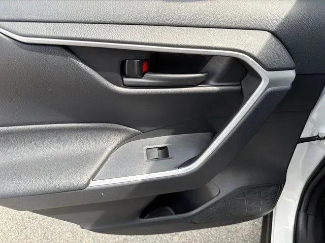 2025 Toyota RAV4 Hybrid LE thumbnail 18