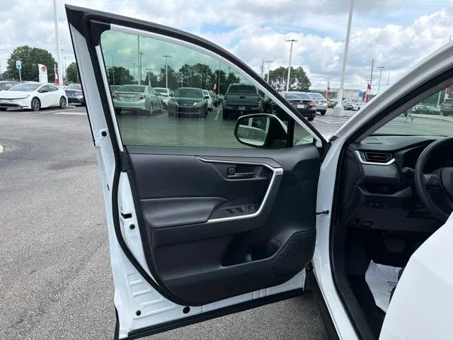 2025 Toyota RAV4 Hybrid LE thumbnail 24