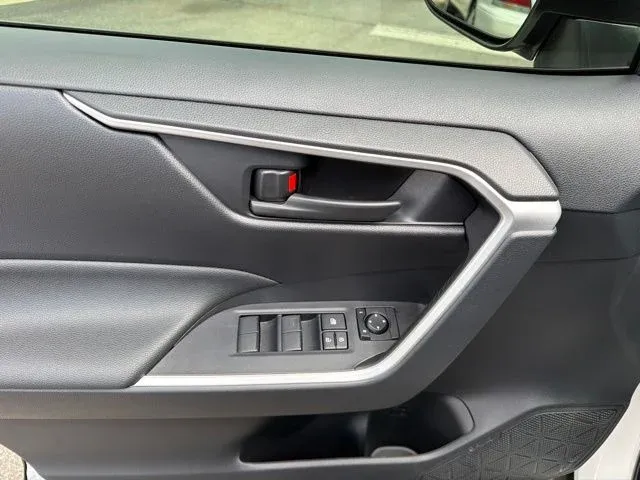 2025 Toyota RAV4 Hybrid LE thumbnail 26