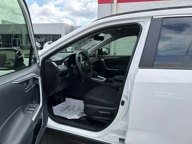 2025 Toyota RAV4 Hybrid LE thumbnail 27