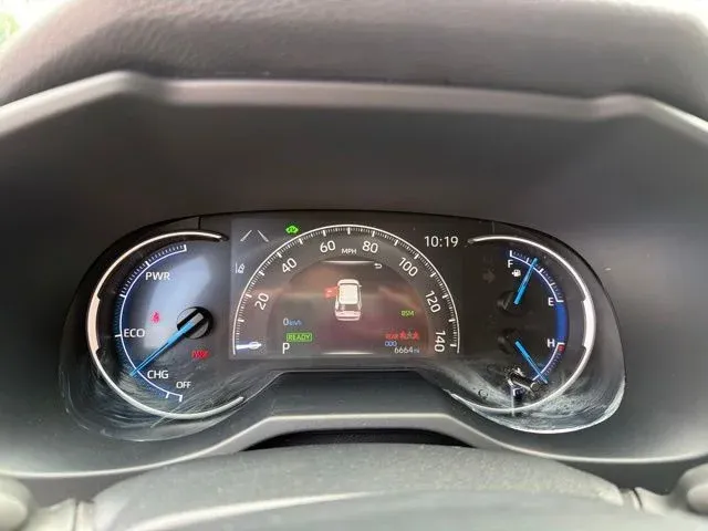 2025 Toyota RAV4 Hybrid LE thumbnail 32