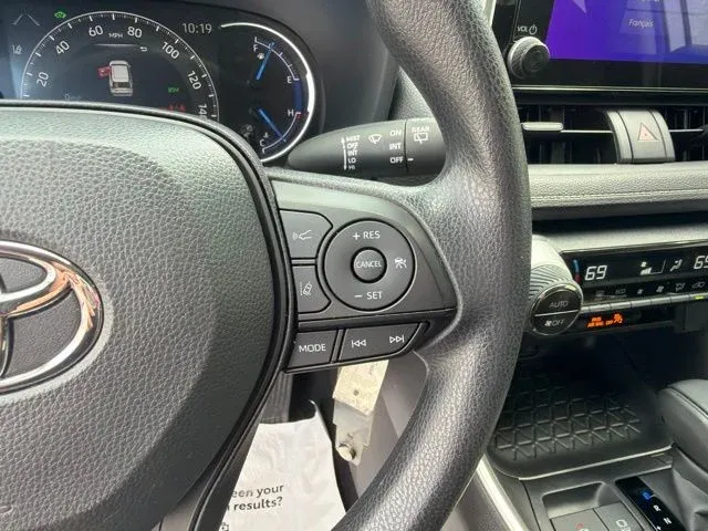 2025 Toyota RAV4 Hybrid LE thumbnail 36