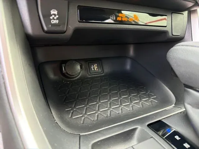 2025 Toyota RAV4 Hybrid LE thumbnail 41