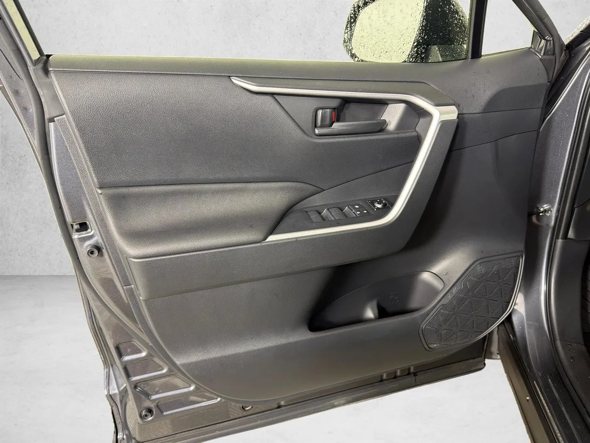 2025 Toyota RAV4 Hybrid LE thumbnail 10