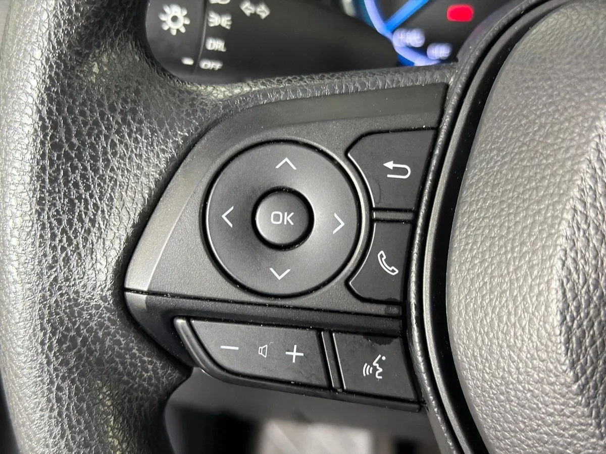 2025 Toyota RAV4 Hybrid LE thumbnail 24