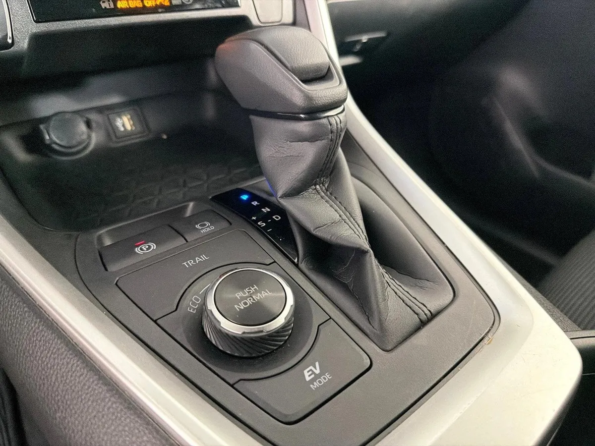 2025 Toyota RAV4 Hybrid LE thumbnail 30
