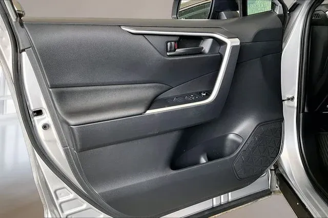 2025 Toyota RAV4 Hybrid LE thumbnail 17