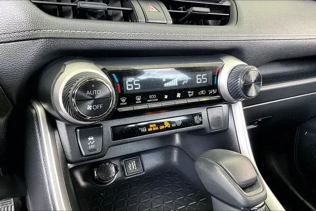2025 Toyota RAV4 Hybrid LE thumbnail 23