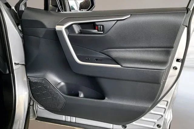 2025 Toyota RAV4 Hybrid LE thumbnail 25