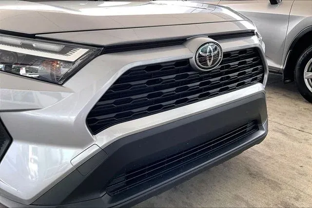 2025 Toyota RAV4 Hybrid LE thumbnail 27