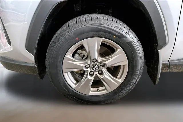 2025 Toyota RAV4 Hybrid LE thumbnail 28
