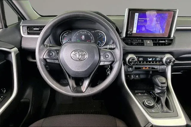 2025 Toyota RAV4 Hybrid LE thumbnail 8