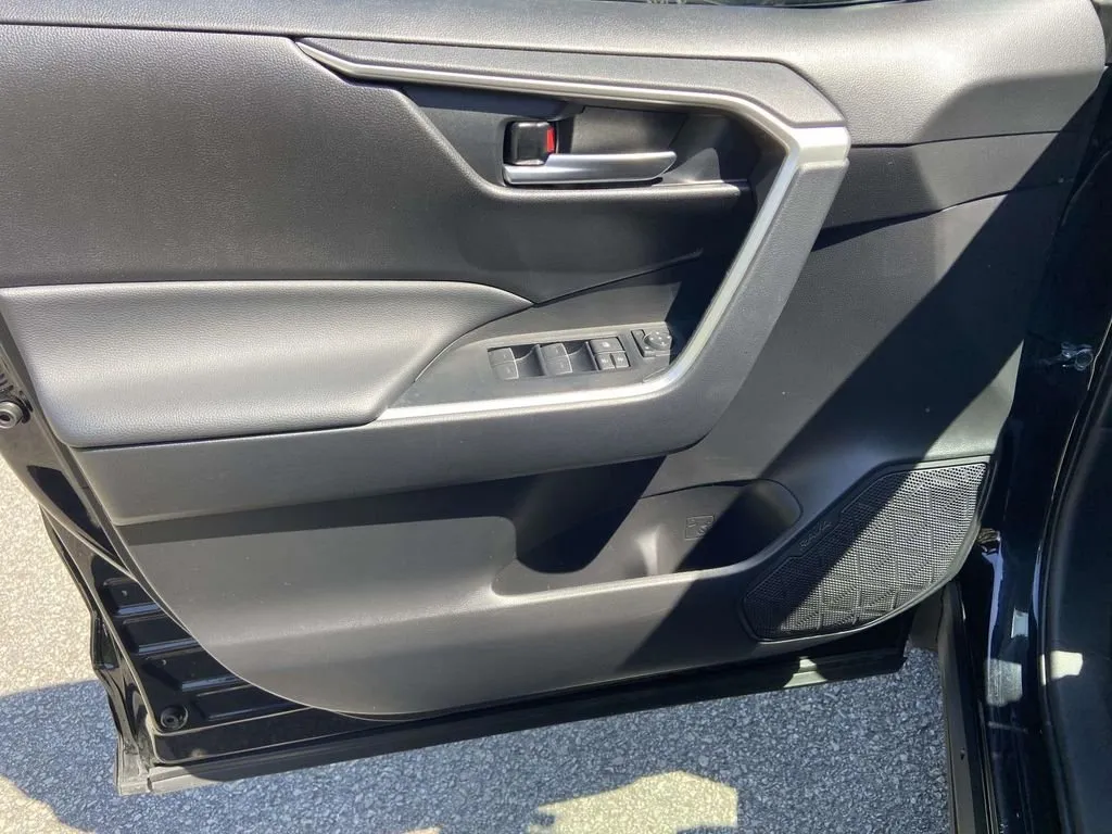 2025 Toyota RAV4 Hybrid Woodland Edition thumbnail 12
