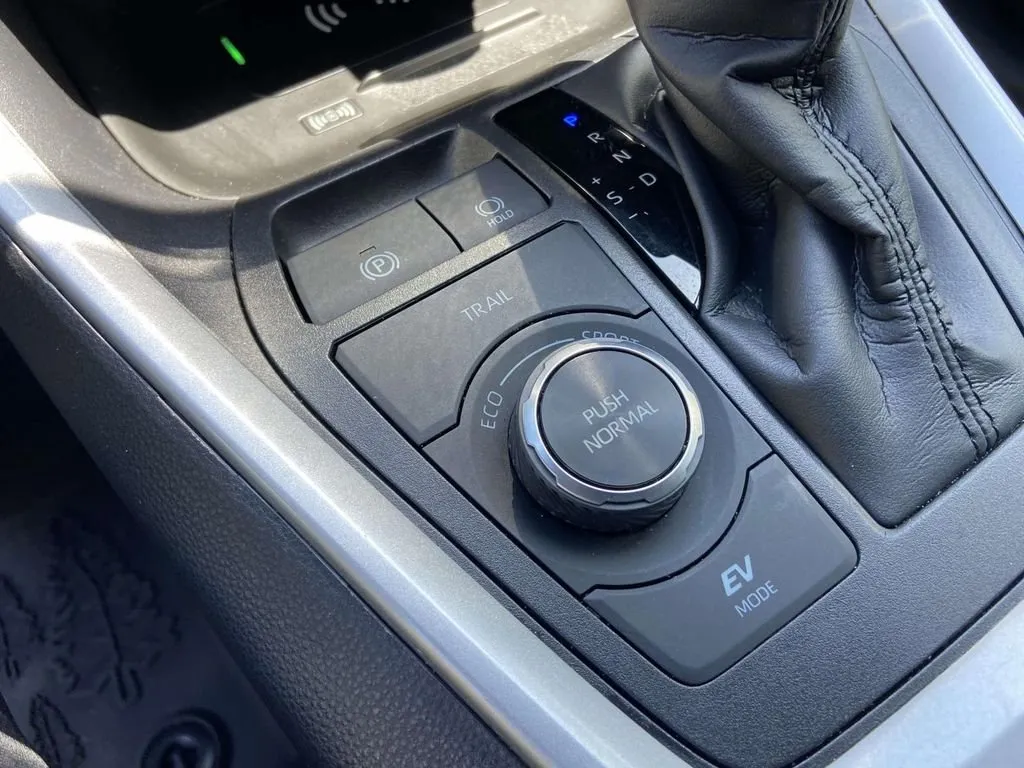 2025 Toyota RAV4 Hybrid Woodland Edition thumbnail 26