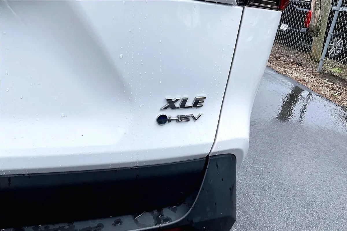 2025 Toyota RAV4 Hybrid XLE thumbnail 10