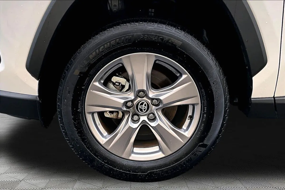 2025 Toyota RAV4 Hybrid XLE thumbnail 11
