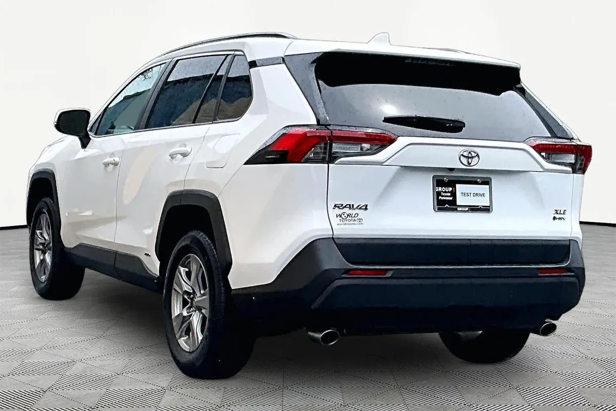 2025 Toyota RAV4 Hybrid XLE thumbnail 12