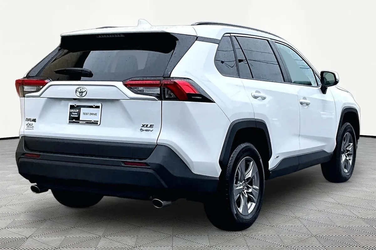 2025 Toyota RAV4 Hybrid XLE thumbnail 13