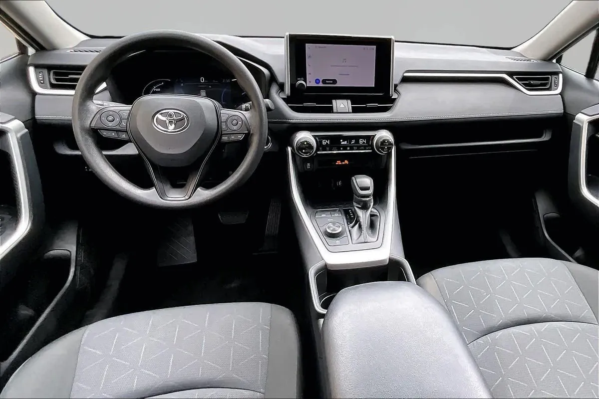 2025 Toyota RAV4 Hybrid XLE thumbnail 16