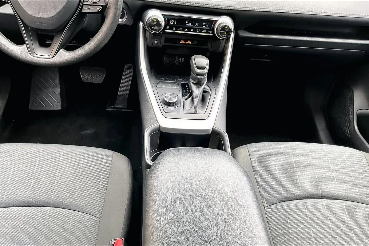 2025 Toyota RAV4 Hybrid XLE thumbnail 17