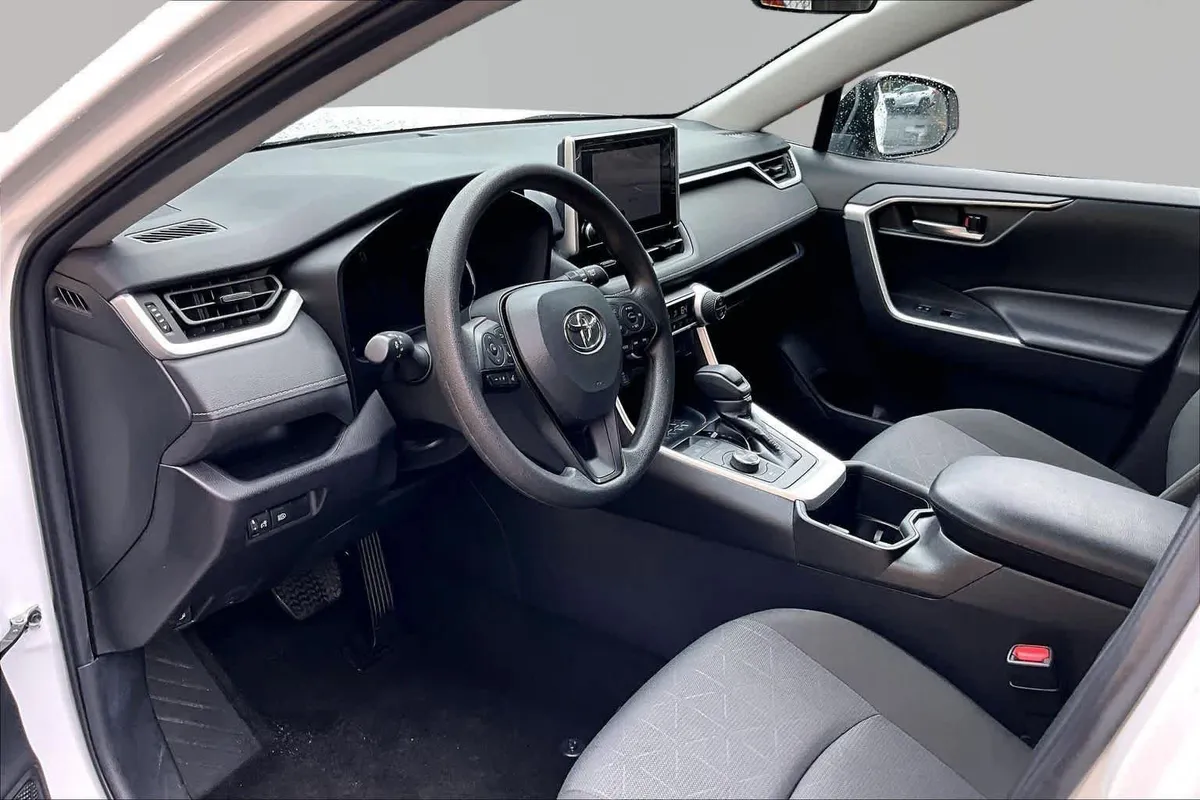 2025 Toyota RAV4 Hybrid XLE thumbnail 18