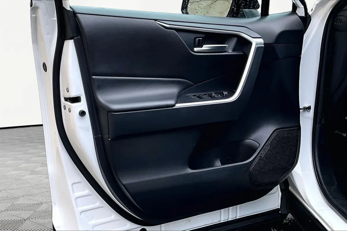 2025 Toyota RAV4 Hybrid XLE thumbnail 22