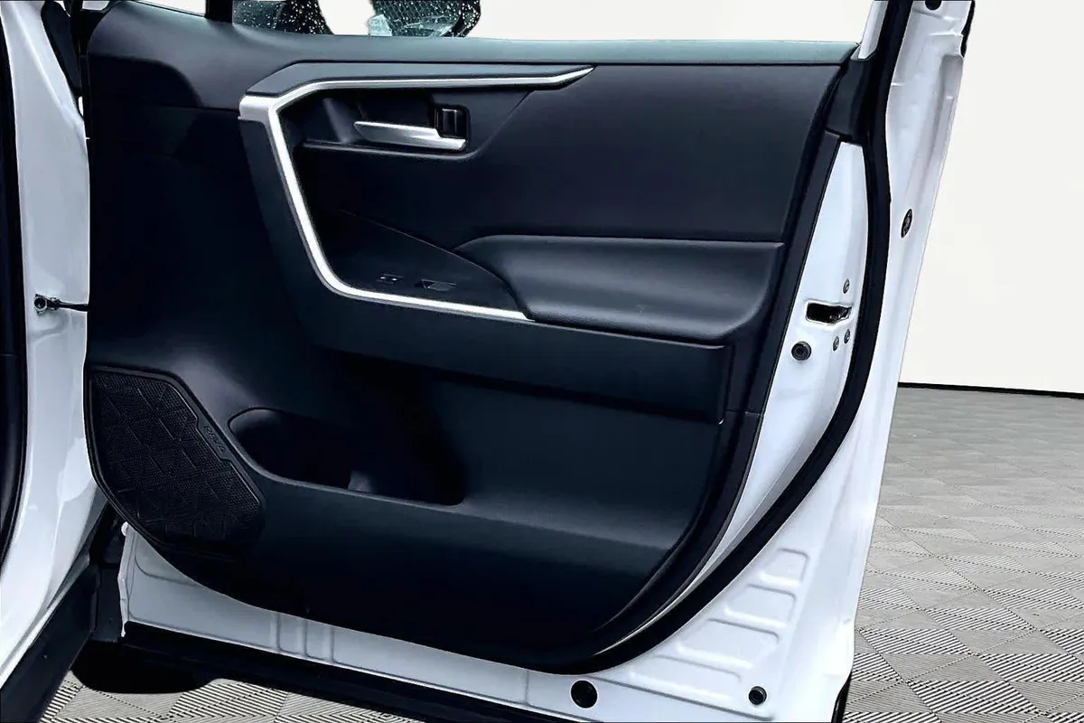 2025 Toyota RAV4 Hybrid XLE thumbnail 23