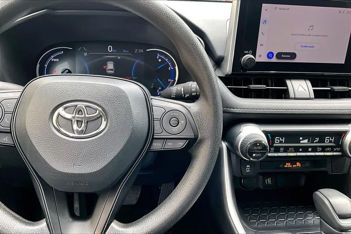 2025 Toyota RAV4 Hybrid XLE thumbnail 25