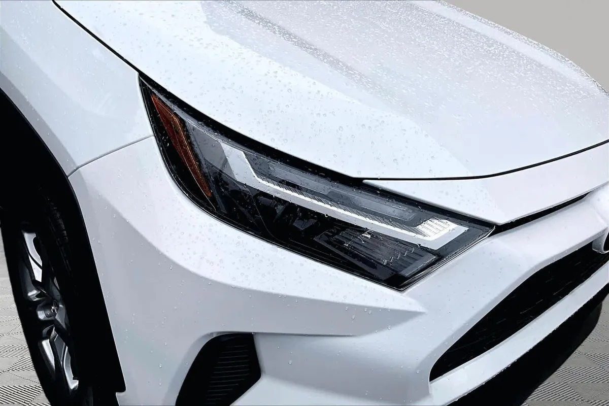 2025 Toyota RAV4 Hybrid XLE thumbnail 28