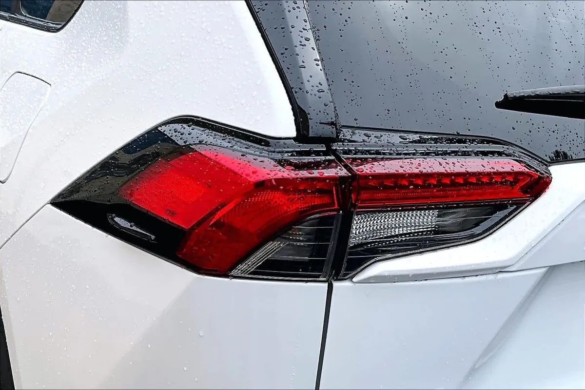 2025 Toyota RAV4 Hybrid XLE thumbnail 29
