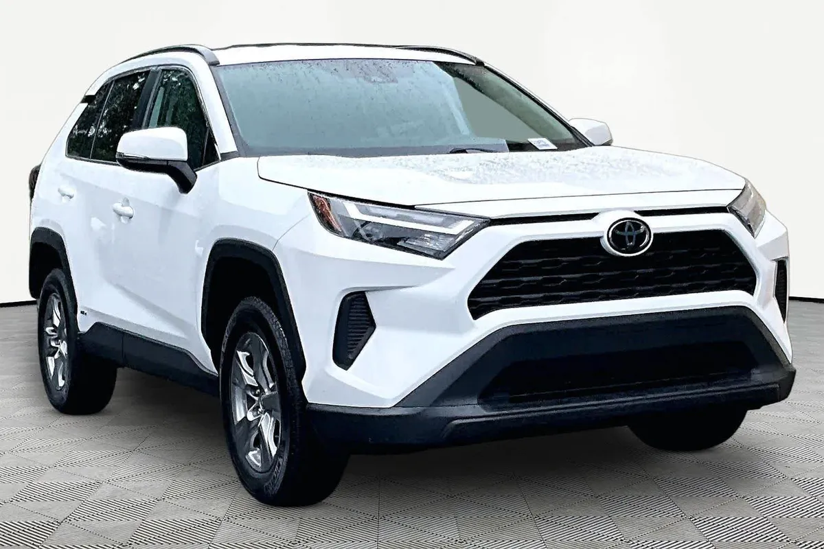 2025 Toyota RAV4 Hybrid XLE thumbnail 3