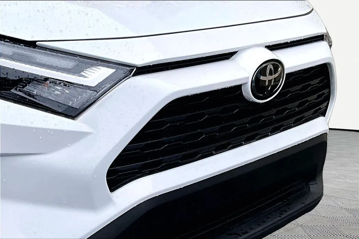 2025 Toyota RAV4 Hybrid XLE thumbnail 30