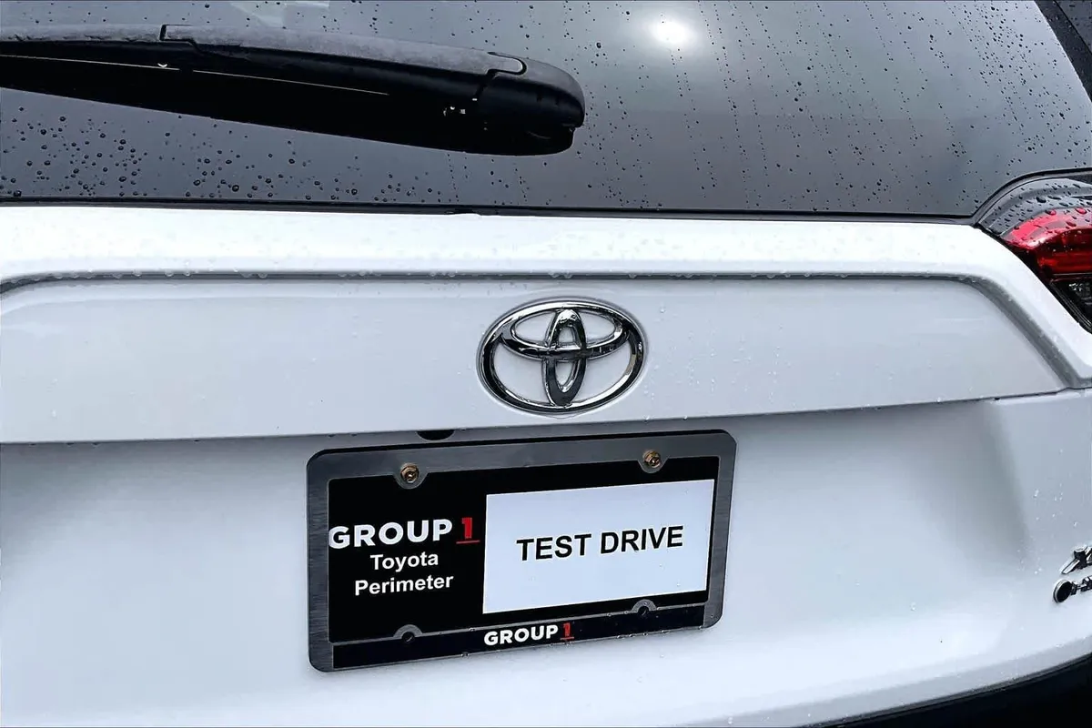 2025 Toyota RAV4 Hybrid XLE thumbnail 31