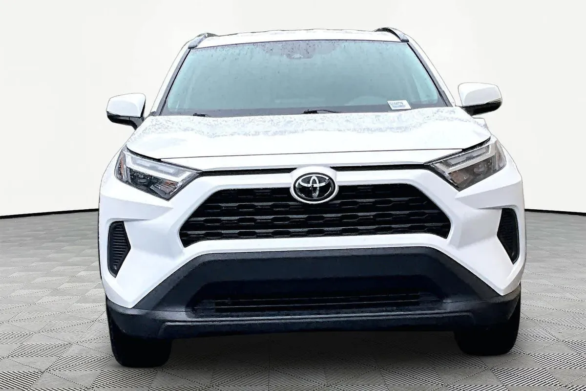 2025 Toyota RAV4 Hybrid XLE thumbnail 4