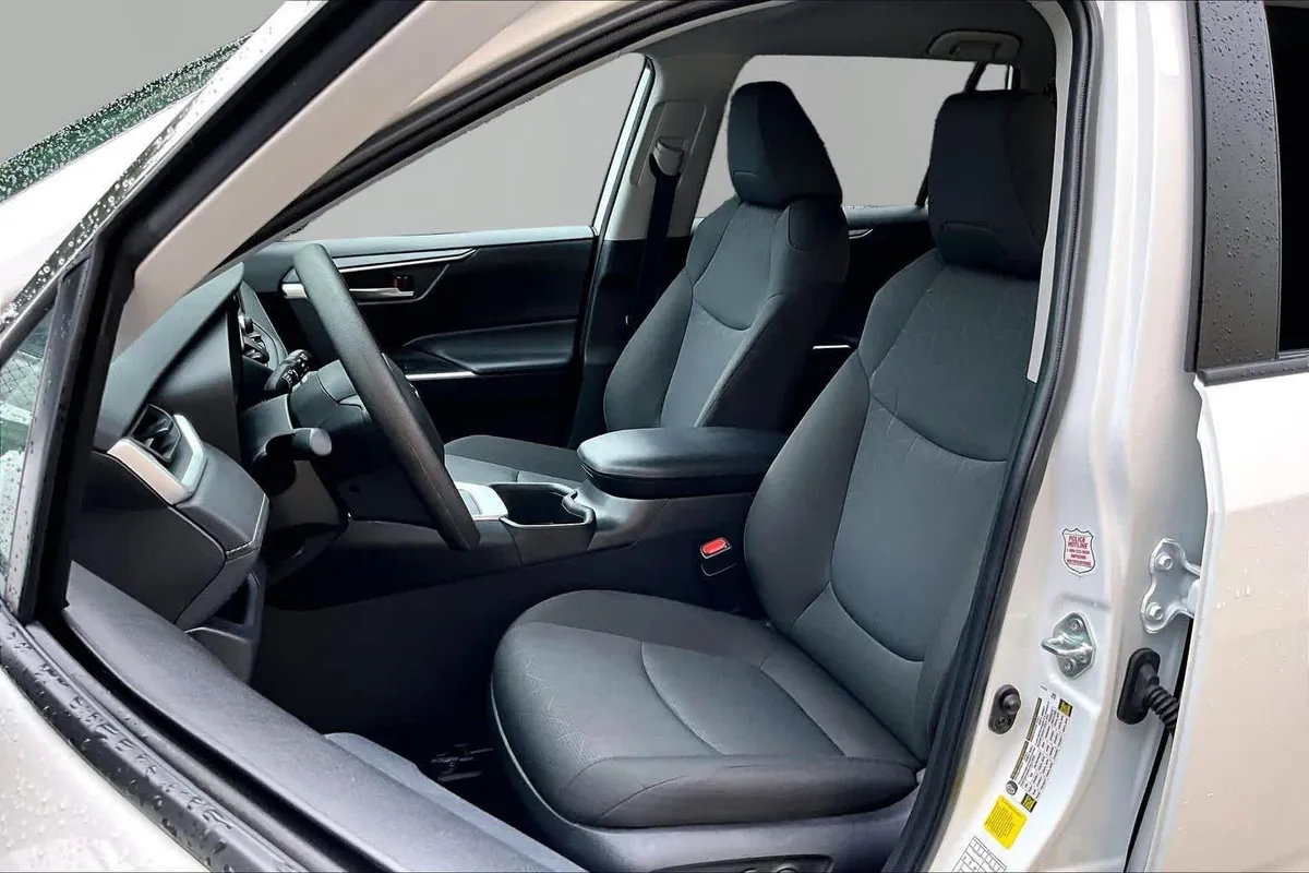 2025 Toyota RAV4 Hybrid XLE thumbnail 8