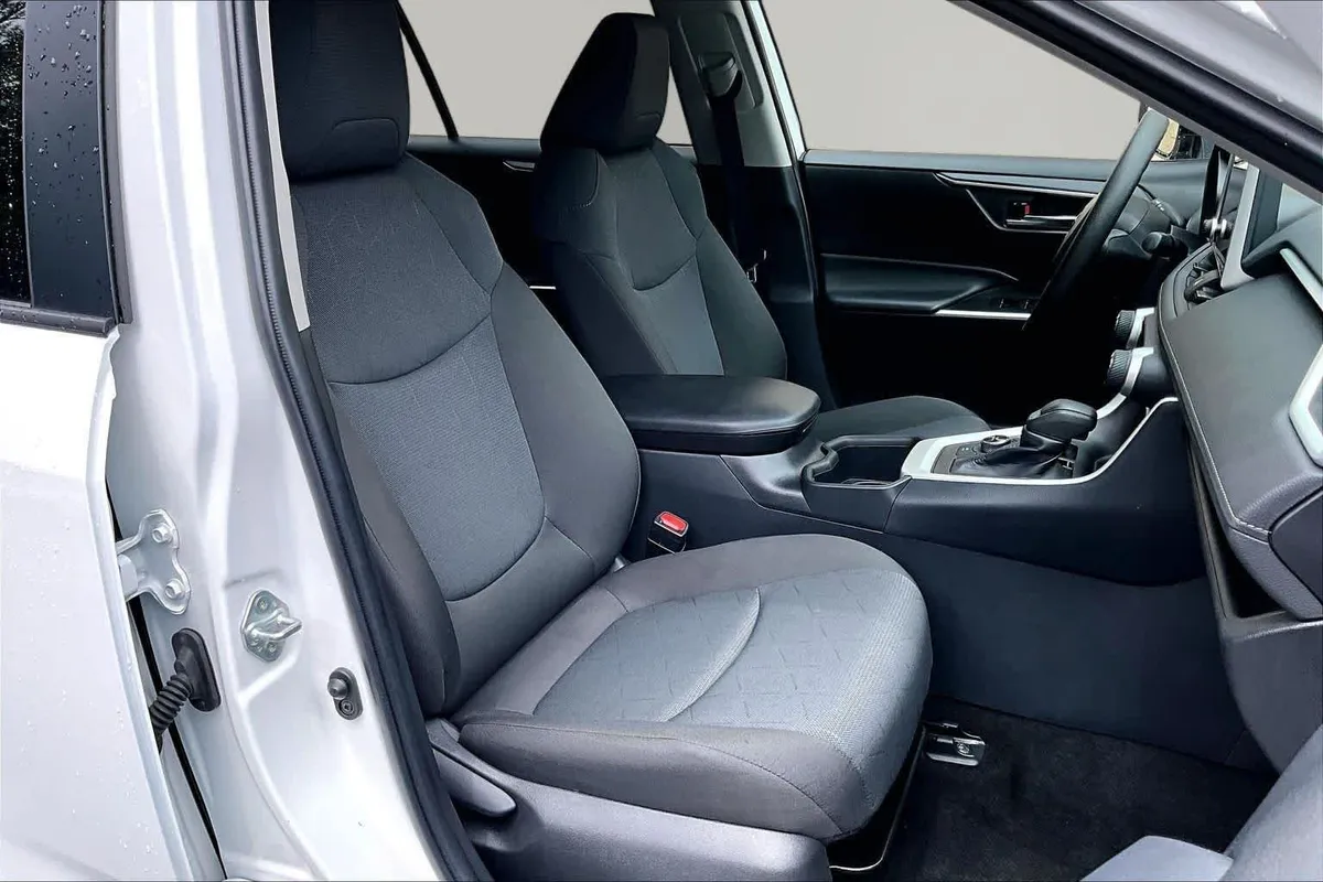 2025 Toyota RAV4 Hybrid XLE thumbnail 9